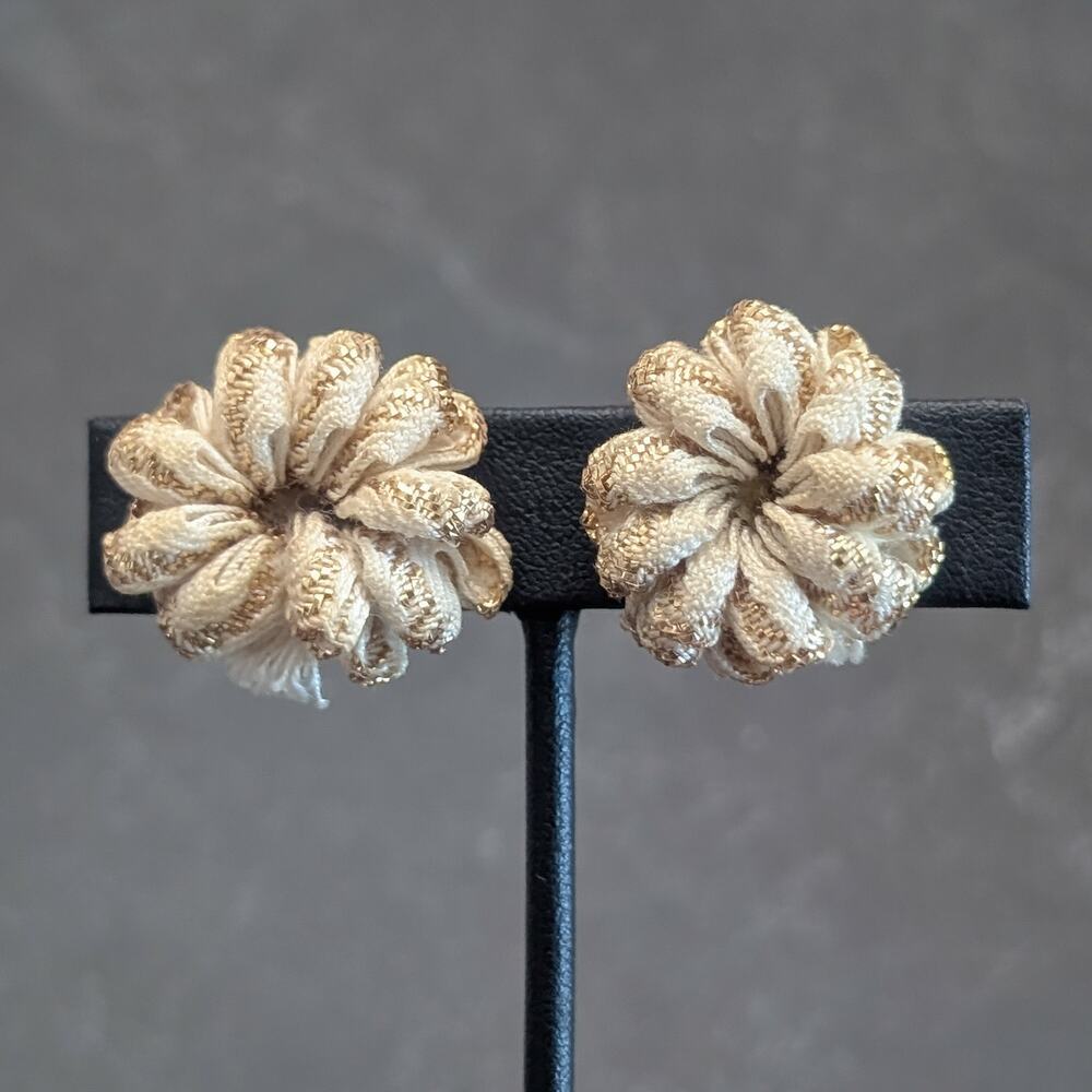Vintage Screw Back Earrings Cream & Gold Tone Flower - Japan - Petal Damage